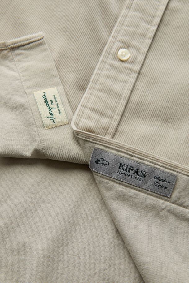 [Imported Fabric] 코듀로이 솔리드 셔츠 (컴포트핏)는 터키 KIPAS사의 고급 원단을 사용하여 제작된 남성용 셔츠입니다. 부드러운 코듀로이 소재와 베이직한 디자인으로 겨울철 비즈니스 캐주얼 및 데일리룩에 적합합니다. 버튼다운 카라와 가슴 포켓 디테일이 클래식하면서도 미니멀한 스타일을 연출합니다. 뒷면 요크 주름이 활동성을 높이고, 투톤 컬러감으로 은은한 멋을 더했습니다. 컴포트핏으로 편안한 착용감을 선사하며, 헨리코튼 라벨이 고급스러움을 더합니다.
