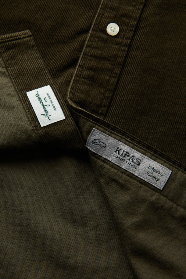 터키 KIPAS사의 수입 원단으로 제작된 [Imported Fabric] 코듀로이 솔리드 셔츠입니다. 부드러운 촉감과 따뜻한 보온성을 자랑하는 겨울철 남성용 셔츠로, 비즈니스 캐주얼 및 데일리룩에 적합합니다. 클래식, 미니멀, 워크웨어 스타일을 아우르며, 브라운 컬러의 투톤 컬러감이 빈티지한 무드를 더합니다. 컴포트핏으로 편안한 착용감을 선사하며, 가슴 포켓과 뒷면 요크 주름, 헨리코튼 라벨 디테일로 고급스러움을 더했습니다. 버튼다운 칼라와 긴 소매 기장으로 세련된 연출이 가능합니다.
