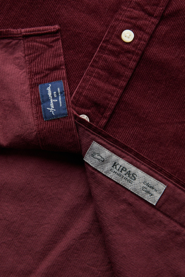 터키 KIPAS사의 고급 코듀로이 원단을 사용하여 제작된 [Imported Fabric] 코듀로이 솔리드 셔츠 (컴포트핏)입니다. 톤 다운된 버건디 컬러가 세련된 무드를 자아내며, '비즈니스 캐주얼'과 '겨울 데일리룩'에 모두 잘 어울립니다. 베이직하고 미니멀한 디자인으로, 클래식한 스타일을 선호하는 분들께 추천합니다. 편안한 착용감을 제공하는 컴포트핏에, 헨리코튼 라벨, 가슴 포켓, 뒷면 요크 주름 디테일이 더해져 고급스러움을 더했습니다. 긴소매에 버튼다운 카라 디자인으로, 어떤 옷과도 멋스럽게 매치할 수 있습니다.
