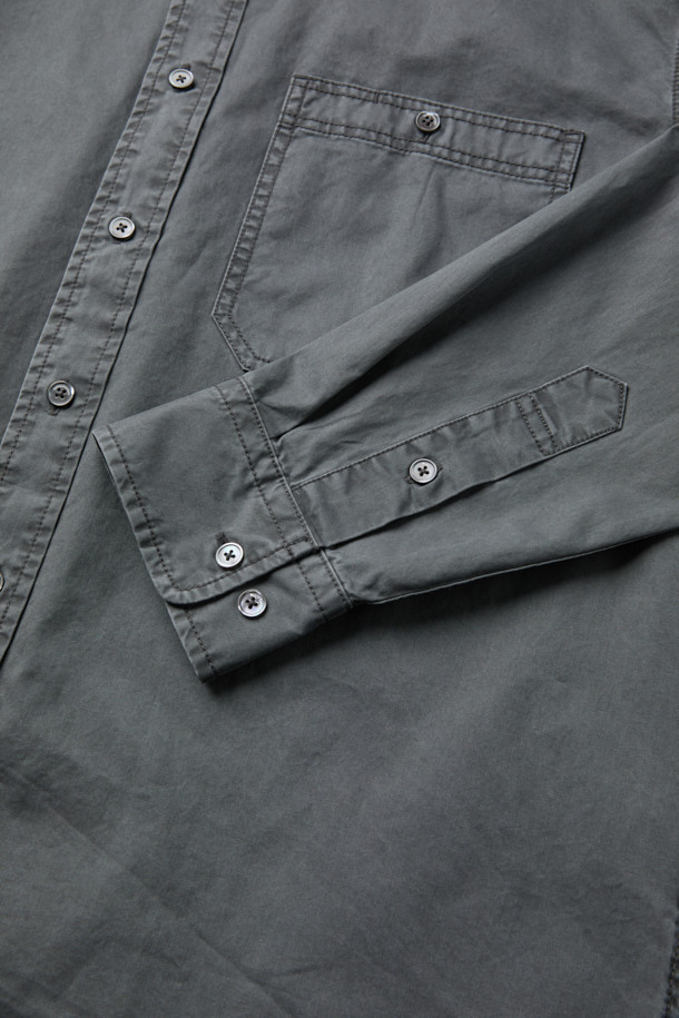 피그먼트 솔리드 셔츠 (릴렉스핏)는 빈티지한 무드를 연출하는 남성용 셔츠입니다. 부드러운 워싱 가공 면 소재로 제작되어 편안한 착용감을 선사하며, 가을, 겨울에 활용하기 좋습니다. 릴렉스핏으로 여유로운 실루엣을 제공하며, 헨리넥 디자인과 가슴 포켓 디테일이 특징입니다. 뒷면 요크 주름으로 활동성을 높였으며, 무지 디자인과 톤 다운된 그레이 컬러로 다양한 스타일 연출에 용이합니다. 캐주얼, 클래식, 미니멀 스타일을 즐겨 입는 분들께 추천하며, 가을 나들이룩, 겨울 데일리룩, 동네 마실룩 등 TPO에 구애받지 않고 활용할 수 있습니다.
