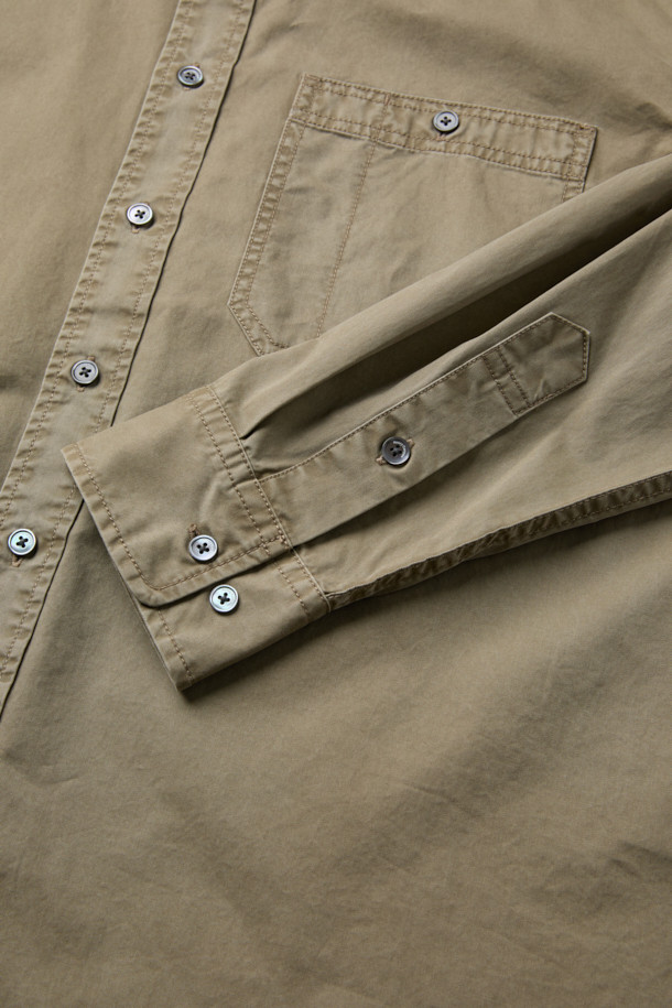 피그먼트 솔리드 셔츠 (릴렉스핏)는 가을, 겨울 시즌에 어울리는 베이지 컬러의 릴렉스핏 셔츠입니다. 부드러운 면 소재로 제작되어 편안한 착용감을 선사하며, 헨리넥 디자인과 가슴 포켓 디테일이 돋보입니다. 빈티지하면서도 베이직한 스타일로, 출근룩이나 비즈니스 캐주얼에 활용하기 좋습니다. 헨리코튼 포인트 라벨과 피그먼트 워싱, 뒷면 요크 주름 디테일이 특징이며, 톤온톤 스타일링으로 미니멀하고 클래식한 무드를 연출할 수 있습니다. 긴 소매 기장의 레귤러 기장으로, 다양한 하의와 매치하여 캐주얼한 룩을 완성해보세요.
