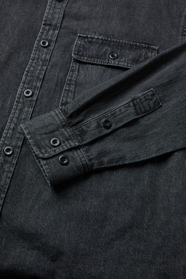 톤 다운된 그레이 컬러의 데님 아우터형 셔츠입니다. 부드러운 면 소재로 제작되어 편안한 착용감을 선사하며, 가을 시즌에 활용하기 좋습니다. 루즈핏으로 제작되어 캐주얼한 스타일을 연출하며, 헨리코튼 포인트 라벨과 옆선 트임, 워싱 가공 디테일이 돋보입니다. 출근룩이나 모임룩 등 다양한 TPO에 활용할 수 있으며, 미니멀, 클래식 스타일과도 잘 어울립니다. 긴 소매 기장의 레귤러 기장으로, 데일리 아이템으로 활용하기 좋습니다.
