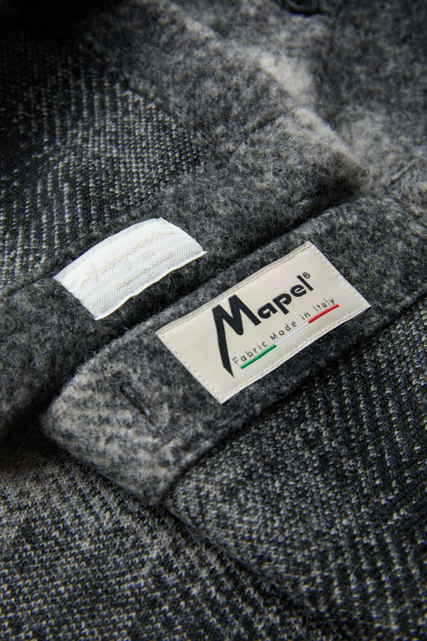 이태리 Mapel(마펠)사 수입 원단을 사용한 울 체크 아우터형 셔츠입니다. 부드러운 촉감의 울, 폴리에스터, 아크릴 혼방 소재로 제작되어 겨울, 초겨울 시즌에 따뜻하게 착용할 수 있습니다. 넉넉한 루즈핏으로 편안함을 더했으며, 화이트, 블랙 두 가지 색상으로 만나볼 수 있습니다. 가슴 포켓과 옆선 트임, 헨리코튼 포인트 라벨 디테일이 돋보이는 캐주얼 스타일의 긴소매 셔츠입니다. 두꺼운 두께감과 기모 안감으로 보온성을 높였습니다.
