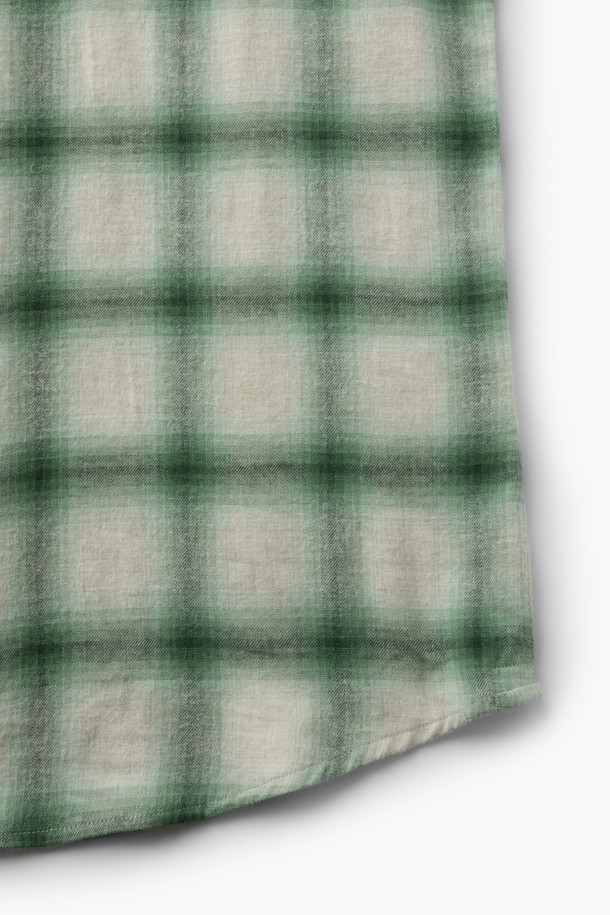 [imported Fabric] 그린 옴브레 체크 셔츠 (컴포트핏)는 캐주얼과 클래식 스타일을 아우르는 남성용 셔츠입니다. 면과 울 혼방 소재로 제작되어 겨울철에도 따뜻하게 착용 가능하며, 두꺼운 두께감으로 포근함을 더했습니다. 그린과 아이보리 컬러가 조화롭게 어우러진 옴브레 체크 패턴이 빈티지한 무드를 자아냅니다. 가슴 포켓, 뒷면 요크 주름, 헨리코튼 라벨 디테일이 돋보이며, 가슴둘레 122CM의 컴포트핏으로 편안한 착용감을 제공합니다. 11월부터 2월까지 착용하기 적합한 긴 소매 셔츠입니다.
