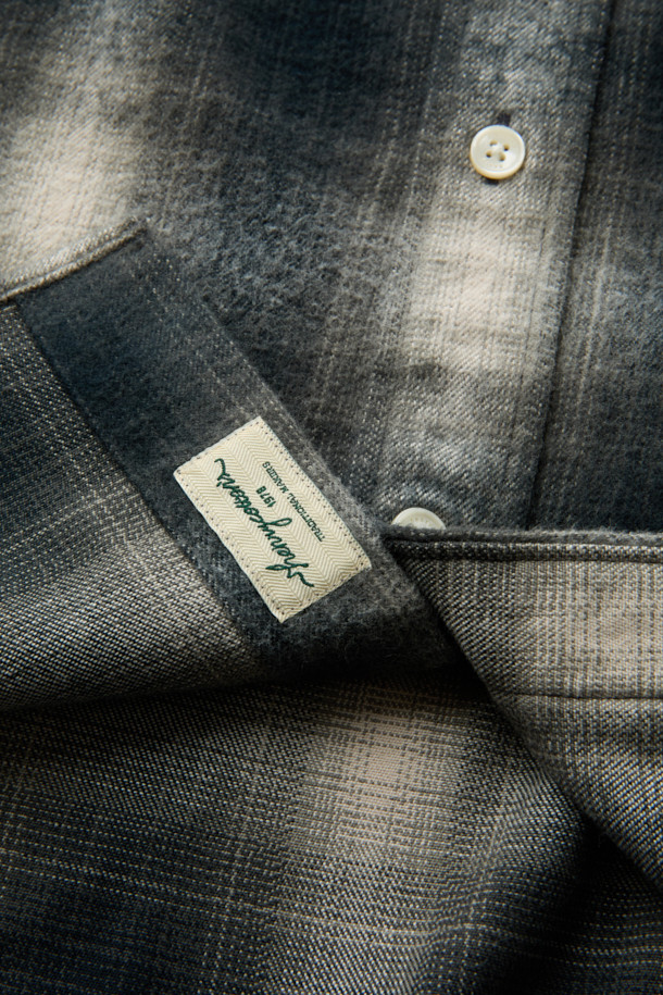 [imported Fabric] 블랙 옴브레 체크 셔츠 (컴포트핏)는 일본 SUNWELL사의 원단을 사용하여 제작된 캐주얼 셔츠입니다. 면 100% 트윌 기모 소재로 부드러운 촉감과 보온성을 제공하며, 겨울철 데일리룩에 적합합니다. 블랙, 아이보리, 그레이 세 가지 색상으로 출시되었으며, 옴브레 체크 패턴이 빈티지한 무드를 더합니다. 가슴 포켓과 뒷면 요크 주름 디테일, 헨리코튼 라벨이 특징이며, 컴포트핏으로 편안하게 착용 가능합니다. 착용 시기는 11월부터 2월까지입니다.
