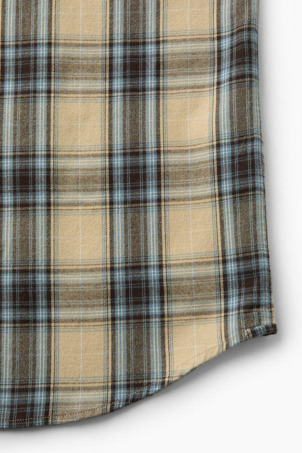 옐로우와 블루 컬러의 체크 패턴이 돋보이는 옐로우 블루 체크 셔츠 (컴포트핏)입니다. 부드러운 촉감의 면과 기모 소재로 제작되어 겨울철에도 따뜻하게 착용 가능합니다. 버튼다운 카라 디자인과 긴 소매 기장으로 클래식한 느낌을 주며, 일상생활에서 캐주얼하게 연출하기 좋습니다. 가슴 부분에는 로고 자수, 뒷면에는 요크 주름 디테일이 더해져 밋밋함을 덜었습니다. 컴포트핏으로 편안한 착용감을 제공하며, 데일리룩에 활용하기 좋은 아이템입니다.
