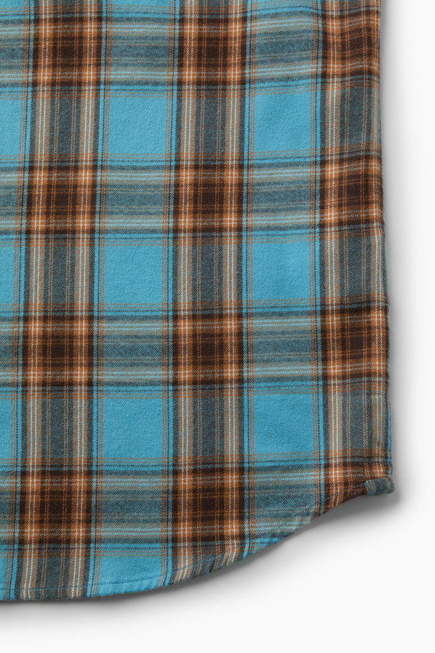 블루와 오렌지, 브라운, 화이트 컬러 배색의 체크 패턴이 돋보이는 셔츠입니다. 부드러운 촉감의 면 100% 트윌 원단으로 제작되어 겨울철에도 따뜻하게 착용할 수 있습니다. 가슴 부분에는 로고 자수 디테일이, 뒷면 요크에는 주름 디테일이 더해져 캐주얼하면서도 클래식한 무드를 연출합니다. 버튼다운 카라와 컴포트 핏으로 제작되어 출근룩이나 비즈니스 캐주얼 스타일에도 활용 가능하며, 미니멀한 스타일을 즐기는 분들께도 추천합니다. 긴 소매 기장으로 다양한 레이어드 연출이 용이합니다.
