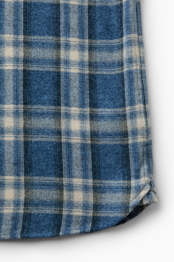 일본 Shibaya(시바야)사의 부드러운 코튼 100% 원단으로 제작된 [Imported Fabric] 블루 체크 셔츠입니다. 캐주얼 스타일에 적합하며, 옴브레, 헤링본 패턴이 조화롭게 디자인되었습니다. 가슴 포켓과 뒷 요크 주름 디테일이 돋보이며, 헨리코튼 라벨로 고급스러움을 더했습니다. 11월부터 2월까지, 기모 안감으로 따뜻하게 착용할 수 있는 긴 소매 셔츠입니다. 여유로운 컴포트핏으로 편안한 착용감을 선사합니다.
