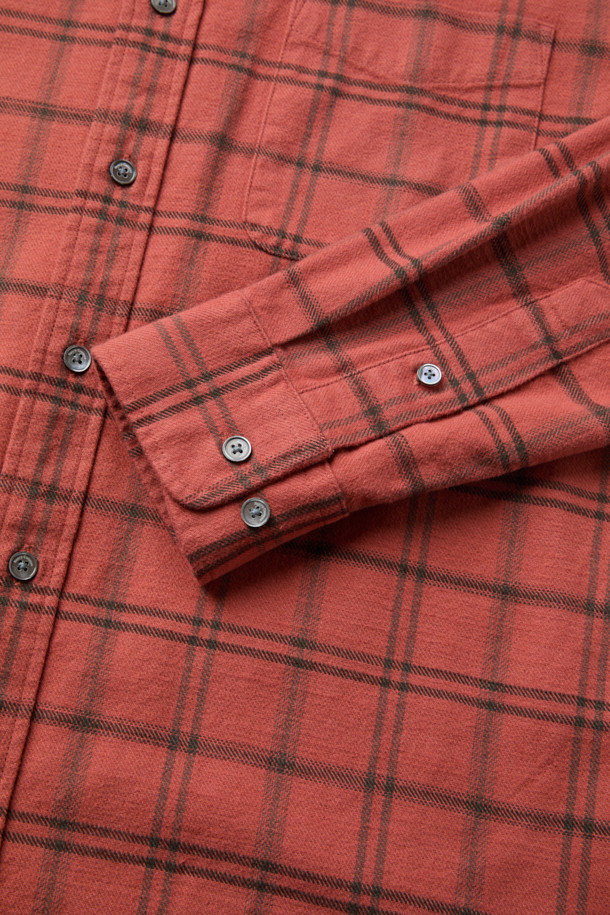 오렌지 컬러의 체크 패턴이 돋보이는 셔츠입니다. 면 소재에 두꺼운 두께감과 기모 안감으로 따뜻함을 더해 겨울철에도 포근하게 착용할 수 있습니다. 헨리코튼 라벨과 슬럽사, 트윌 원단의 조합이 빈티지하면서도 캐주얼한 스타일을 연출합니다. 가슴 포켓과 뒷면 요크 주름 디테일이 돋보이며, 컴포트핏으로 편안한 착용감을 선사합니다. 출근룩 또는 비즈니스 캐주얼, 캐주얼, 클래식, 워크웨어 스타일 모두 소화 가능한 활용도 높은 셔츠입니다.
