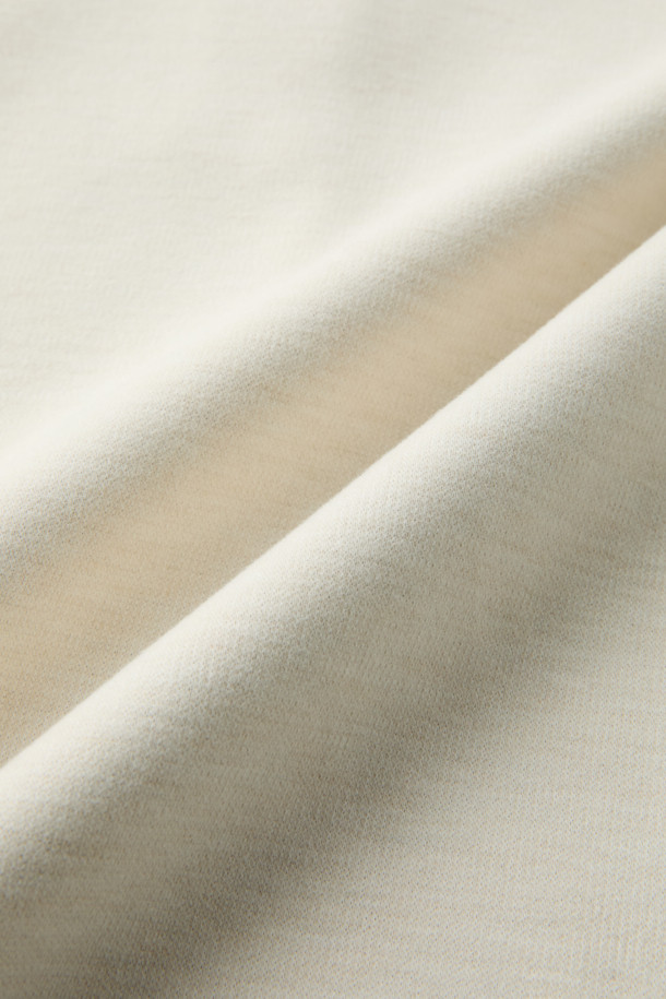 소프트 하이브리드 카라티는 부드러운 촉감의 본딩 원단으로 제작되어 가을, 겨울, 초봄까지 폭넓게 활용 가능한 긴소매 카라티입니다. 클래식한 무드를 연출하며, 레귤러 핏으로 편안한 착용감을 선사합니다. 화이트 컬러에 자개 단추 디테일과 스웨이드 배색 플라켓이 고급스러운 포인트를 더합니다. 보온성을 갖춘 두꺼운 두께감과 양옆 슬릿 디자인으로 활동성을 높였으며, 출근룩, 비즈니스 캐주얼, 겨울 데일리룩 등 다양한 TPO에 잘 어울립니다. 클래식, 미니멀, 캐주얼 스타일을 즐겨 입는 분들께 추천합니다.
