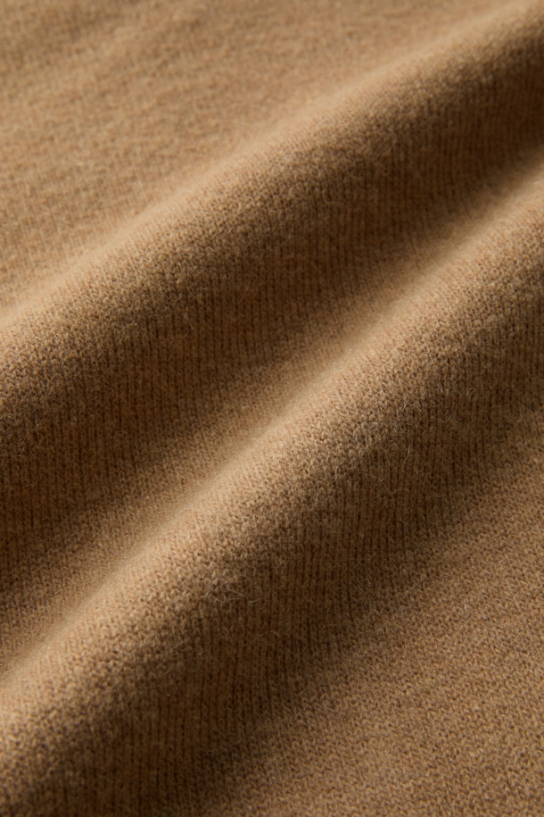 베이지와 브라운 컬러의 텍스처드 하프 집업입니다. 울 소재에 멜란지 패턴으로 포근하고 고급스러운 느낌을 주며, 루즈핏 디자인과 하이넥으로 편안한 착용감을 선사합니다. 가을, 겨울 시즌에 어울리는 두꺼운 두께감으로 보온성을 높였으며, 부드러운 촉감이 특징입니다. 하프 집업 디자인, 넥 안쪽 시보리 립 마감, 소매와 밑단 립 처리, 나일론 배색 디테일로 캐주얼, 클래식, 미니멀 스타일 모두 소화 가능합니다. 출근룩이나 캠핑룩 등 다양한 TPO에 활용해보세요.
