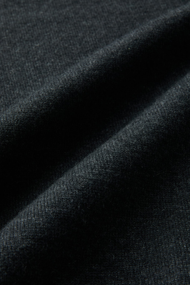 가을, 겨울 시즌에 어울리는 텍스처드 하프 집업 스웻셔츠입니다. 부드러운 울 소재와 하이넥 디자인으로 보온성을 높였으며, 멜란지 패턴으로 세련된 무드를 더했습니다. 캐주얼, 클래식, 미니멀 스타일을 소화하며 출근룩으로도 활용하기 좋습니다. 하프 집업 지퍼와 넥, 소매, 밑단 립 처리, 나일론 배색 디테일로 완성도를 높였습니다. 루즈핏으로 편안한 착용감을 선사합니다.
