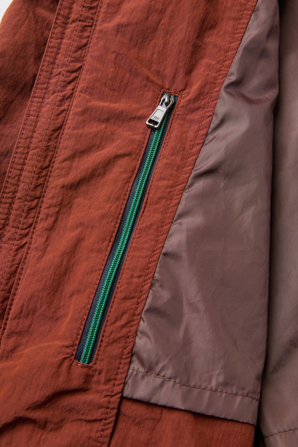 가을 채트윈 점퍼는 쌀쌀한 가을 날씨에 가볍게 걸치기 좋은 베이직한 디자인의 점퍼입니다. 부드러운 촉감의 면, 폴리에스테르, 나일론 혼방 소재로 제작되어 편안한 착용감을 선사합니다. 발수 가공과 보온 기능을 갖춰 쾌적하게 입을 수 있으며, 셔츠형 디자인과 베이직핏으로 캐주얼하고 미니멀한 스타일을 연출합니다. 래글런 소매(뒷판)와 셋인 소매(앞판) 디자인, 지퍼 포켓, 가슴 포켓, 부분 안감 디테일로 실용성을 더했습니다. 여행룩, 산책룩 등 다양한 TPO에 활용하기 좋은 아이템입니다.
