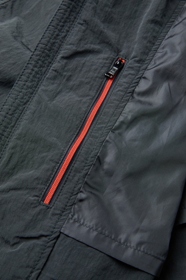 가을 채트윈 점퍼는 일상에서 편안하게 착용하기 좋은 베이직 스타일의 점퍼입니다. 면, 폴리에스테르, 나일론 혼방 소재로 제작되어 부드러운 촉감과 은은한 광택감을 선사하며, 가을 날씨에 적합한 보온 기능을 제공합니다. 발수 가공 처리를 하여 생활 방수 기능까지 갖췄으며, 셔츠형 디자인에 지퍼 여밈 방식으로 간편하게 착용할 수 있습니다. 앞판 셋인 소매와 뒷판 래글런 소매 디자인으로 활동성을 높였으며, 가슴 포켓과 사이드 지퍼 포켓으로 실용성을 더했습니다. 가을 나들이룩, 산책룩 등 캐주얼, 미니멀, 클래식 스타일을 즐기는 고객에게 추천합니다.
