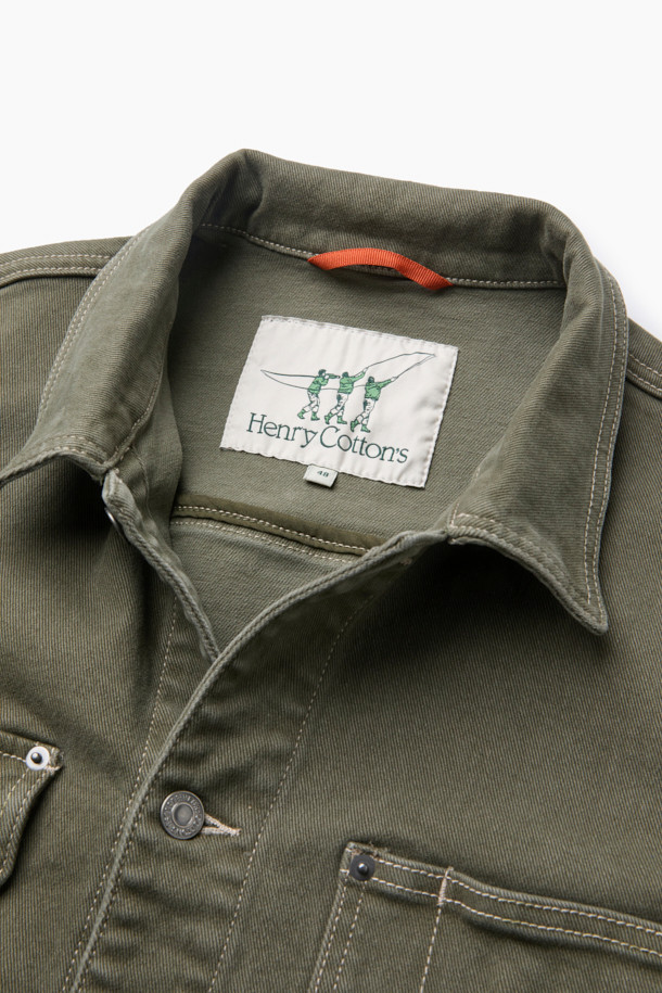 세련된 워크웨어 무드의 데님 스트레치 점퍼입니다. 빈티지한 카키 컬러와 무지 디자인이 어우러져 다양한 스타일을 연출하기 좋습니다. 가슴 포켓, 멀티 포켓, 리벳 장식, 밑단 비죠 디테일 등 섬세한 디테일이 돋보이며, 컴포트핏으로 편안한 착용감을 선사합니다. 신축성 있는 데님 소재로 활동성을 높였으며, 크롭 기장과 긴 소매 디자인으로 트렌디함을 더했습니다. 데이트룩, 모임룩 등 캐주얼하고 미니멀한 스타일을 연출하고 싶을 때 적합합니다.
