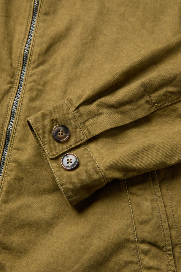 세련된 무드의 [Imported Fabric] 배색 해링턴 점퍼입니다. 면 소재로 제작되어 견고한 촉감과 편안한 착용감을 선사하며, 가을 시즌에 적합합니다. 베이지 컬러의 체크 패턴이 캐주얼하면서도 미니멀한 스타일을 연출합니다. 밑단 사이드 엘라스틱 밴드, 소매 커프스 턱 디테일, 내부 Halley Stevensons 체크 배색으로 디자인의 완성도를 높였습니다. 출근룩과 모임룩 등 다양한 TPO에 활용 가능하며, 캐주얼, 미니멀, 클래식 스타일을 즐기는 분들께 추천합니다.
