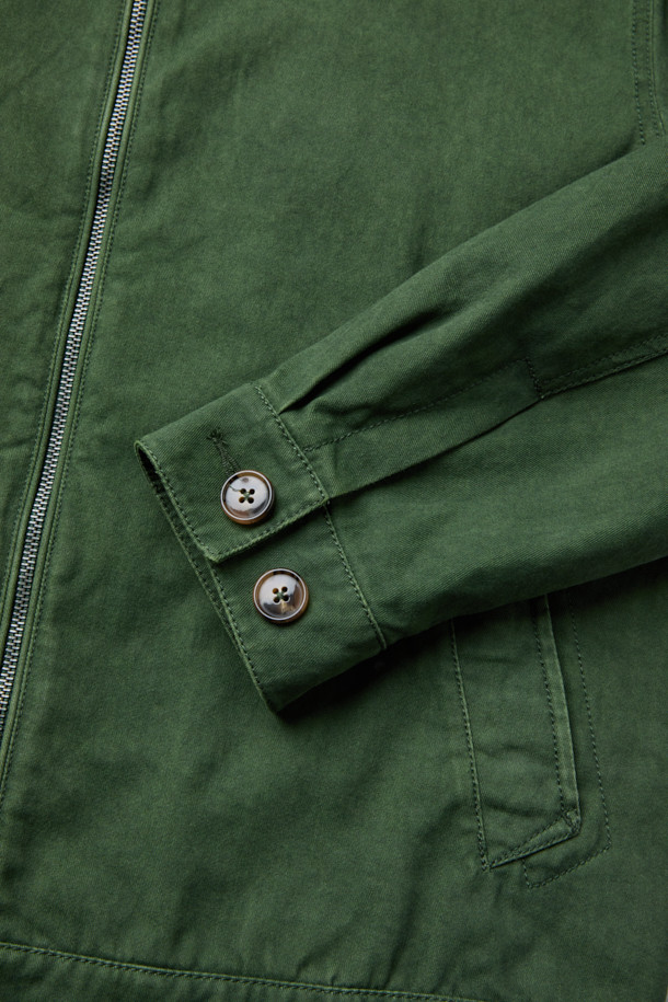 [Imported Fabric] 배색 해링턴 점퍼는 캐주얼함과 모던함을 동시에 갖춘 가을 시즌 필수 아우터입니다. 그린 컬러와 체크 패턴이 돋보이며, 일상에서 편안하게 착용하기 좋습니다. 넉넉한 컴포트핏으로 활동성을 높였으며, 밑단 사이드 엘라스틱 밴드와 소매 커프스 턱 디테일이 특징입니다. 내부에는 Halley Stevensons 체크 원단 배색을 사용하여 고급스러움을 더했습니다. 가슴둘레 120cm, 기장 65cm로 제작되어 동네 마실룩, 가을 나들이룩 등 다양한 TPO에 활용할 수 있습니다.
