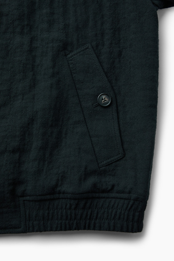 **[Italian Fabric] 크리즈 울 집업 블루종**

이탈리안 원단의 [Italian Fabric] 크리즈 울 집업 블루종은 미니멀하고 클래식한 스타일을 추구하는 남성분들을 위한 가을 시즌 필수 아이템입니다. 톤 다운된 블루 컬러가 세련된 느낌을 주며, 부드러운 울 소재로 제작되어 편안한 착용감을 선사합니다. 셔츠 카라와 투웨이 지퍼, 래글런 소매, 사이드 포켓, 부분 안감, 크리즈 텍스처 등 섬세한 디테일이 돋보이는 제품입니다. 컴포트 핏으로 제작되어 출근룩, 비즈니스 캐주얼, 모임룩 등 다양한 TPO에 활용 가능하며, 클래식, 미니멀, 시크한 스타일을 연출하기에 좋습니다.
