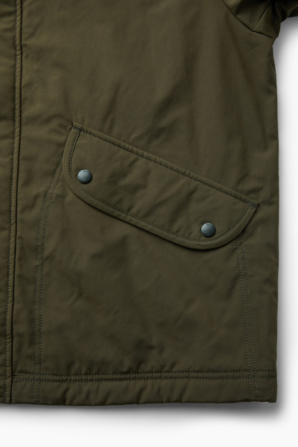 가을 시즌 아웃도어 활동과 일상에서 활용하기 좋은 패디드 후드 점퍼입니다. 카키와 올리브 두 가지 색상으로 출시되었으며, 세미 오버핏으로 편안한 착용감을 선사합니다. 발수 가공된 나일론, 폴리에스테르 혼방 소재에 두꺼운 패딩 충전재를 사용하여 보온성을 높였습니다. 후드 일체형 디자인과 스트링 디테일, 사이드 플랩 포켓, 소매 턱 디테일이 특징이며, 캠핑룩, 등산룩, 여행룩, 고프코어 및 캐주얼 스타일을 연출하기 좋습니다.
