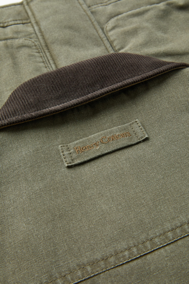 부드러운 코듀로이 소재의 패디드 워싱 디트로이트 점퍼입니다. 워크웨어 무드를 연출하는 컴포트핏으로, 가을에 어울리는 두꺼운 두께감과 긴 소매 기장이 특징입니다. 카키와 올리브 두 가지 색상으로 제공되며, 플랩 디테일, 피그먼트 워싱, 바이오 워싱, 비죠 디테일, 사이즈 조절 기능으로 디자인의 완성도를 높였습니다. 일상복은 물론 가을 나들이룩, 캠핑룩에도 잘 어울리는 워크웨어 스타일의 캐주얼 점퍼입니다.
