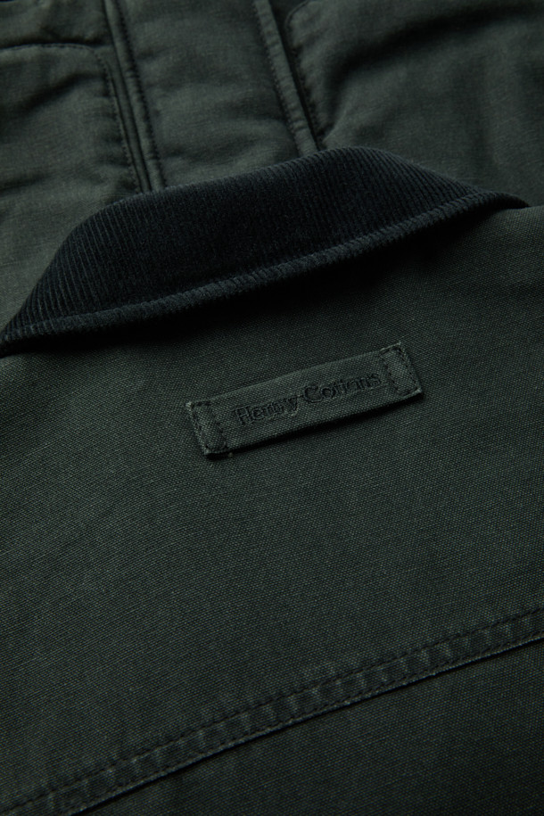 **패디드 워싱 디트로이트 점퍼**는 워크웨어 무드를 담아낸 블랙 컬러의 점퍼입니다. 부드러운 코듀로이 소재에 두꺼운 두께감으로 가을철 따뜻하게 착용 가능하며, 컴포트 핏으로 편안한 착용감을 선사합니다. 피그먼트 워싱, 플랩 디테일, 비죠 디테일 등 워크웨어 스타일을 살린 디자인이 특징입니다. 출근룩과 모임룩 모두 활용 가능하며, 클래식, 미니멀 스타일을 즐겨 입는 분들께 추천합니다. 소매 기장이 긴 긴소매 디자인이며, 사이즈 조절이 가능합니다.
