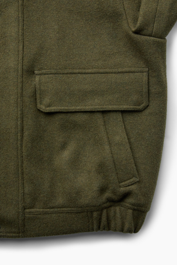 세련된 스타일을 완성하는 울 집업 블루종입니다. 고급스러운 울과 캐시미어 혼방 소재로 제작되어 부드러운 촉감과 뛰어난 보온성을 자랑합니다. 가을, 겨울 시즌에 안성맞춤이며, 클래식한 무드의 무지 디자인으로 다양한 룩에 매치하기 좋습니다. 컴포트 핏으로 편안한 착용감을 선사하며, 사이드 포켓, 밑단 엘라스틱 밴드, 히든 스냅 디테일로 실용성을 더했습니다. 출근룩, 모임룩, 데이트룩 등 폭넓은 TPO에 활용 가능한 머스트 해브 아이템입니다.
