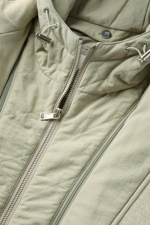 이탈리안 패브릭 디테처블 후드 울 다운 점퍼는 겨울철 당신의 스타일을 책임질 아우터입니다. 고급스러운 이태리 울 원단을 사용하여 부드러운 촉감과 따뜻함을 선사하며, 베이직하고 클래식한 디자인으로 어떤 룩에도 잘 어울립니다. 탈착 가능한 후드로 다양한 스타일 연출이 가능하며, 구스다운 충전재와 퀼팅 디테일로 보온성을 높였습니다. 차분한 그레이 컬러와 베이직핏, 사이드 포켓 디자인으로 출근룩, 오피스룩, 모임룩 등 TPO에 구애받지 않고 시크하고 미니멀한 스타일을 완성할 수 있습니다. 
