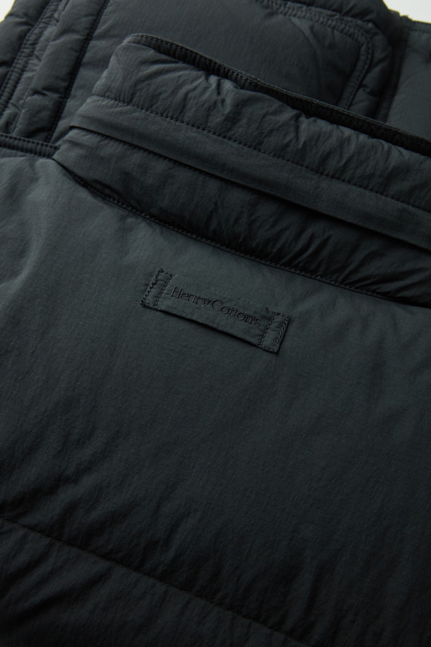 세미 오버핏으로 편안하게 착용 가능한 퀼팅 다운 점퍼입니다. 겨울철 추위를 막아주는 두꺼운 두께감과 보온 및 방풍 기능으로 따뜻함을 제공합니다. 부드러운 촉감의 나일론 소재와 블랙 컬러의 무지 디자인으로 캐주얼, 미니멀, 클래식 등 다양한 스타일 연출에 활용할 수 있습니다. 멀티 포켓, 지퍼 테이프 부분 노출, 밑단 스트링, 내장 후드, 벨보아 넥 안감, 이너 커프스 엘라스틱 밴드, 머스코비 다운 충전재 등 디테일이 돋보입니다. 출근룩, 여행룩 등 일상에서 폭넓게 활용 가능하며, 긴 소매와 지퍼형 여밈 방식으로 편의성을 더했습니다.
