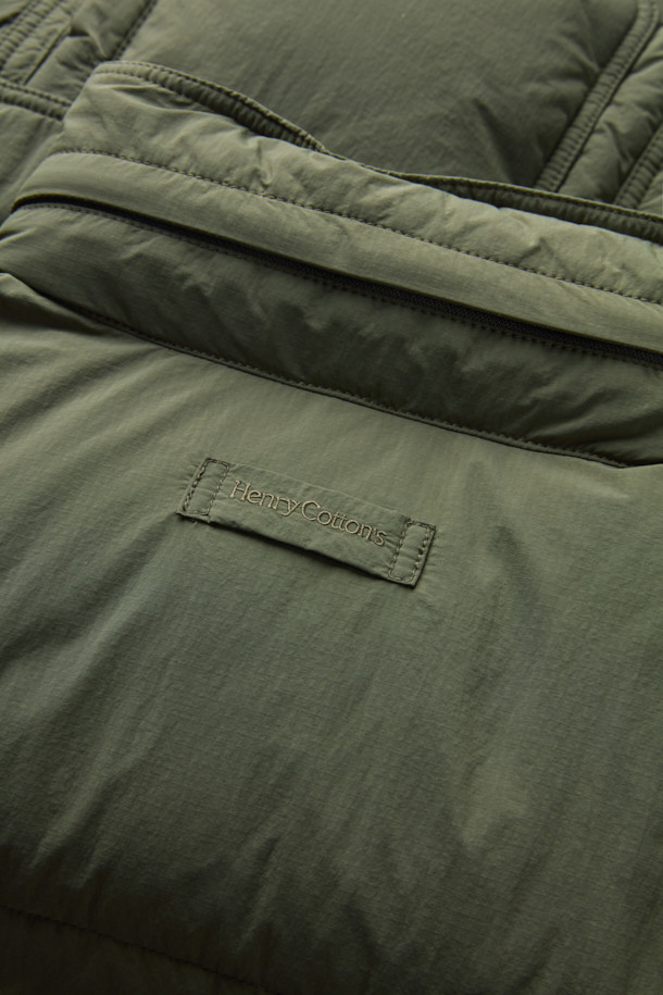 **퀼팅 다운 점퍼**

쌀쌀한 겨울 날씨에도 따뜻함과 스타일을 놓치지 않도록 퀼팅 디자인의 다운 점퍼를 소개합니다. 카키와 올리브 두 가지 색상으로 출시되어, 캐주얼, 미니멀, 시티보이 룩을 연출하기 좋습니다. 부드러운 나일론 소재와 두꺼운 두께감으로 보온성과 방풍 기능을 제공하며, 세미 오버핏으로 편안하게 착용 가능합니다. 멀티 포켓, 지퍼 테이프 노출, 밑단 스트링, 후드 내장, 벨보아 넥 안감, 이너 커프스 엘라스틱 밴드, 머스코비 다운 충전재 등 다양한 디테일이 돋보입니다. 출근룩과 여행룩 모두에 활용할 수 있는 실용적인 아이템입니다.
