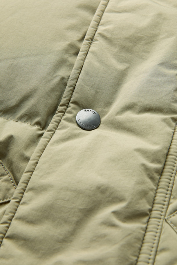 쌀쌀한 겨울 날씨에도 따뜻함을 선사할 사파리 후디 다운 점퍼입니다. 베이지 색상의 세미 오버핏으로 밀리터리 무드와 모던함을 동시에 느낄 수 있습니다. 방풍 기능과 보온성을 갖춘 두꺼운 두께감의 나일론 소재로 제작되었으며, 후드 스트링, 가슴 및 사이드 아웃 포켓 디테일로 실용성을 더했습니다. 허리 스트링 조절, 후드 버클 비죠, 이너 커프스 엘라스틱 밴드, 머스코비 다운 충전재를 통해 더욱 꼼꼼하게 보온성을 높였습니다. 겨울 데일리룩, 산책룩, 여행룩 등 다양한 TPO에 캐주얼, 미니멀, 클래식 무드로 연출하기 좋습니다.
