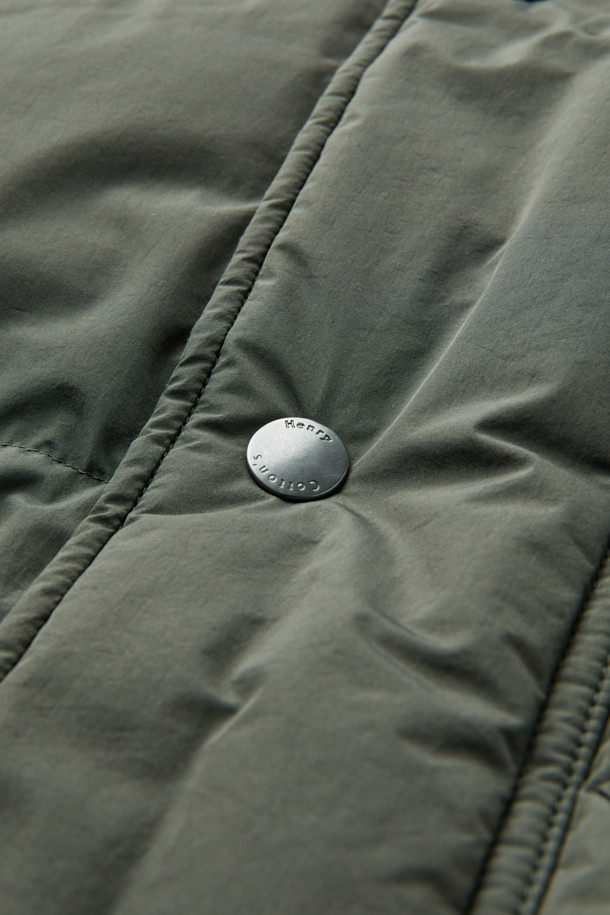 겨울 추위를 막아줄 사파리 후디 다운 점퍼입니다. 밀리터리 무드와 모던한 스타일을 결합하여, 일상에서 캐주얼, 미니멀, 클래식 스타일로 폭넓게 활용할 수 있습니다. 두꺼운 두께감의 나일론 소재로 제작되어 부드러운 촉감을 선사하며, N-3B 파카 스타일의 중기장 기장으로 보온성을 높였습니다. 허리 및 후드 스트링 조절, 가슴 및 사이드 아웃 포켓, 머스코비 다운 충전재, 이너 커프스 엘라스틱 밴드, 삼각무 디테일 등 다양한 특징으로 뛰어난 방풍 및 보온 기능을 제공합니다.
