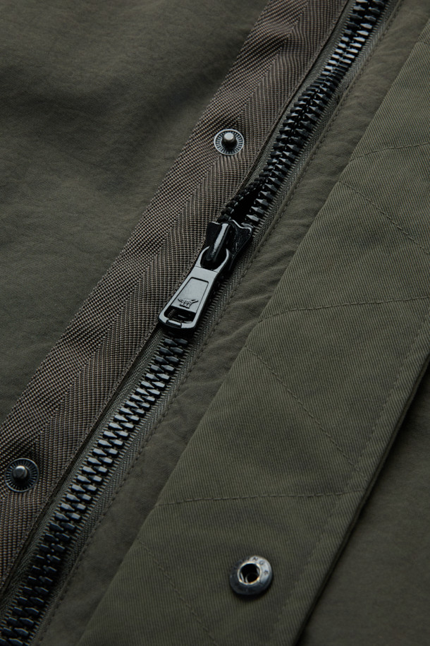 스핏파이어 베이직 다운 점퍼는 겨울철 일상과 출근룩에 모두 잘 어울리는 아우터입니다. 밀리터리 스타일과 베이직한 디자인이 조화롭게 어우러져 클래식, 미니멀, 캐주얼 등 다양한 스타일을 연출할 수 있습니다. 카키 색상의 무지 디자인에 두꺼운 두께감과 거친 촉감의 나일론 소재를 사용하여 보온성을 높였습니다. 탈착 가능한 리얼 무통 카라와 립 커프스, 노출 지퍼 포켓, 삼각무 패치 등의 디테일이 돋보이며, 머스코비 다운 충전재로 따뜻함을 더했습니다. 베이직핏의 긴 소매 다운 점퍼로, 지퍼 여밈 방식으로 편안하게 착용할 수 있습니다.
