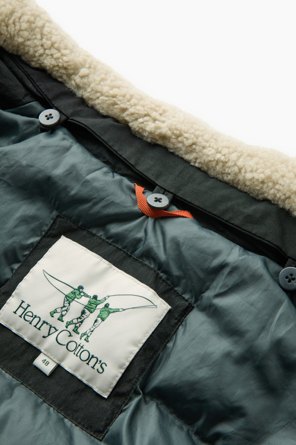 스핏파이어 이팩트 다운 블루종은 남성용 겨울 점퍼입니다. 빈티지 밀리터리 스타일의 오버핏 블루종으로, 톤 다운된 블루 컬러와 무지 디자인이 특징입니다. 두꺼운 나일론 소재와 구스다운 충전재, 안감으로 보온성을 높였습니다. 탈부착 가능한 무통 카라, 시보리 소맷단/밑단, 사이드 플랩 포켓, 소매 지퍼 포켓, 패치 지퍼 포켓 등의 디테일이 돋보이며, 출근룩과 여행룩, 캐주얼, 클래식, 미니멀 스타일 모두 소화 가능합니다. 지퍼형 여밈 방식으로 편안하게 착용할 수 있습니다.
