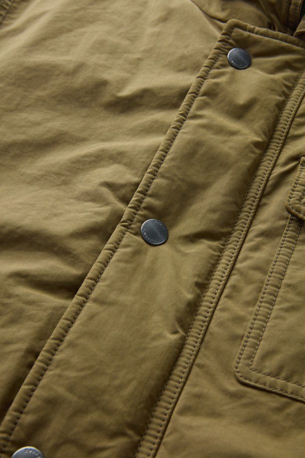 Spitfire(스핏파이어) 사파리 다운 점퍼는 겨울철 일상과 출근룩에 모두 잘 어울리는 모던 스타일의 아우터입니다. 두꺼운 두께감과 부드러운 촉감의 나일론, 폴리에스테르 혼방 소재로 제작되어 보온성을 높였습니다. 무지 디자인에 베이직핏, 중기장 기장감으로 어떤 스타일에도 쉽게 매치할 수 있으며, 집업 여밈 방식으로 편안하게 착용 가능합니다. 구스다운 충전재, 3포켓 구성, 액션 플리츠, 허리 엘라스틱 스트링, 탈부착 리얼 무통 패널 등 다양한 디테일로 기능성과 디자인을 동시에 잡았습니다. 클래식, 미니멀, 캐주얼 등 폭넓은 스타일을 소화할 수 있는 활용도 높은 겨울 점퍼입니다.
