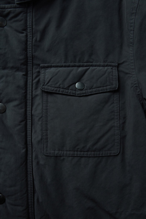 스핏파이어 사파리 다운 점퍼는 겨울철 일상과 출근룩에 모두 잘 어울리는 베이직핏 다운 점퍼입니다. 모던하고 클래식한 스타일의 무지 디자인으로, 허리 엘라스틱 스트링으로 사이즈 조절이 가능합니다. 넉넉한 두께감과 부드러운 촉감의 나일론, 폴리에스테르 혼방 소재로 제작되었으며, 구스다운 충전재를 사용하여 보온성을 높였습니다. 3포켓 구성과 액션 플리츠 디테일, 탈부착 가능한 무통 패널을 갖추어 실용성을 더했습니다. 긴 소매 기장의 사파리 코트 타입으로, 스냅 버튼 여밈 방식을 적용했습니다.
