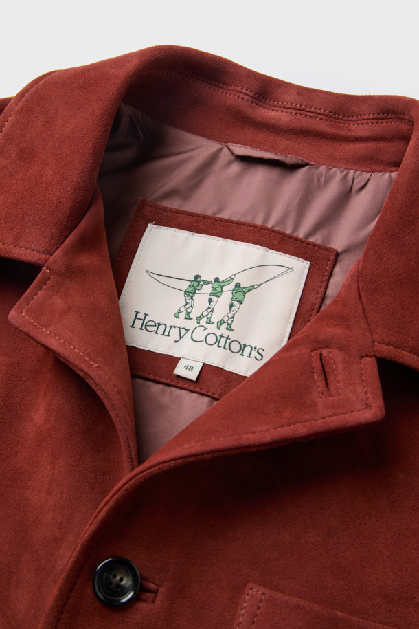 부드러운 촉감의 램 스웨이드 소재로 제작된 초어 재킷입니다. 가을 계절에 어울리는 브릭 컬러와 여유로운 핏으로 캐주얼 또는 클래식 스타일을 연출할 수 있습니다. 3개의 아웃포켓 디테일과 높은 통기성, 수분감을 갖춰 활동성은 물론 편안함까지 선사합니다. 데이트룩, 모임룩, 출근룩 등 TPO에 구애받지 않고 다양하게 활용 가능합니다. 가슴둘레 115cm 기준으로 제작되었습니다.
