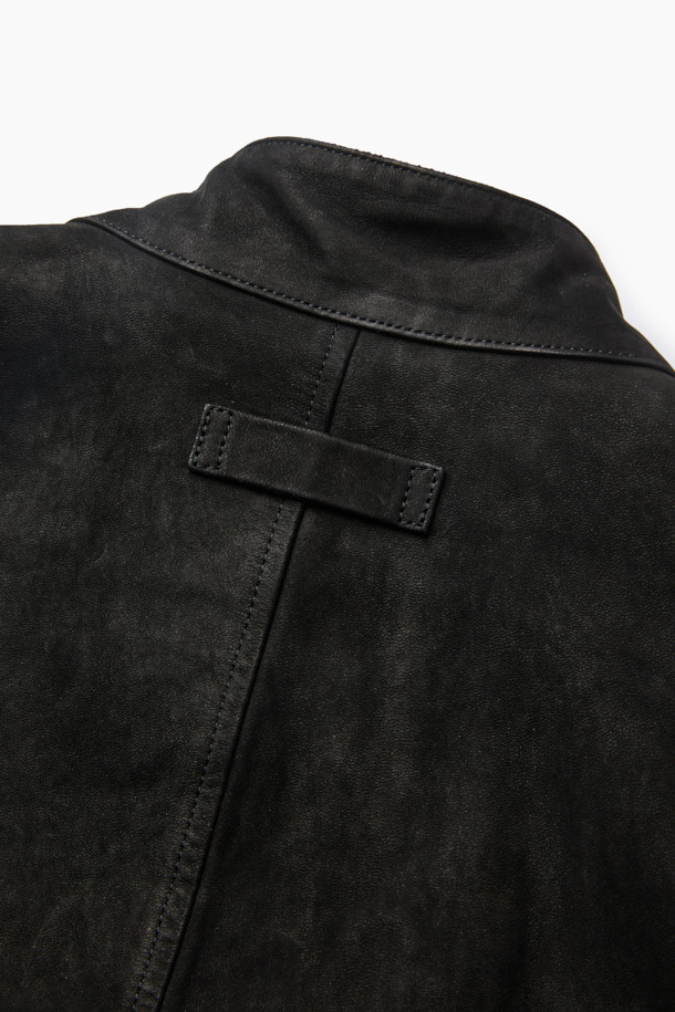 부드러운 누벅과 램스킨 소재로 제작된 블랙 컬러의 누벅 레더 해링턴 점퍼입니다. 캐주얼과 클래식 무드를 모두 담아낸 디자인으로, 데이트룩과 모임룩에 활용하기 좋습니다. 스탠드 칼라와 플랩 포켓, 버튼 커프, 가죽 립 마감, 워싱 가공 디테일이 돋보입니다. 루즈핏으로 편안한 착용감을 선사하며, 가을 시즌에 어울리는 긴소매 기장의 집업 스타일 아우터입니다. 미니멀한 스타일을 즐기는 분들께 추천합니다.
