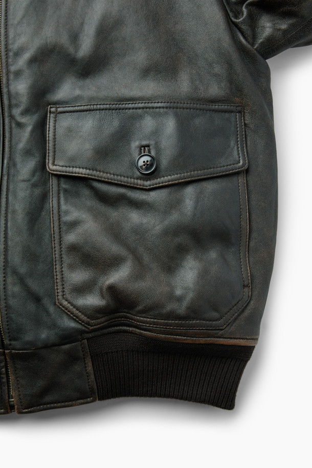 Spitfire(스핏파이어) 베지터블 레더 블루종은 부드러운 양가죽 소재와 클래식한 디자인으로 제작된 겨울용 아우터입니다. 릴랙스핏으로 편안한 착용감을 선사하며, 천연 퍼 칼라, 유러피안 구스 다운, 패치 포켓, 액션 플리츠, 페이딩 워싱, 투톤 컬러 등의 특징이 돋보입니다. 짙은 블루 색상과 두꺼운 두께감으로 보온성을 높였으며, 데이트룩, 출근룩, 모임룩 등 다양한 TPO에 활용 가능합니다. 미니멀하고 시크한 스타일을 연출하기에 좋은 아이템입니다. 집업 방식으로 간편하게 여밀 수 있습니다.
