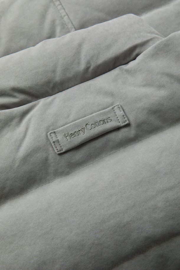 폴리 스웨이드 다운 베스트는 부드러운 촉감의 폴리에스터, 나일론, 구스다운 충전재를 사용하여 제작되었으며, 가을과 겨울철에 따뜻하게 착용할 수 있습니다. 클래식과 캐주얼 스타일을 모두 아우르는 디자인으로, 일상생활에서 폭넓게 활용 가능합니다. 넥과 앞단 안쪽에 배색 처리가 되어있으며, 레귤러핏에 스냅 여밈 방식으로 편안하게 착용할 수 있습니다. 두꺼운 두께감으로 보온성을 높였으며, 민소매 디자인으로 간절기에는 단독으로, 겨울철에는 이너 베스트로 활용하여 스타일리시하게 연출할 수 있습니다. 그레이 컬러의 무지 디자인으로 어떤 옷에도 쉽게 매치할 수 있으며, 겨울 데일리룩과 산책룩에 모두 잘 어울립니다.
