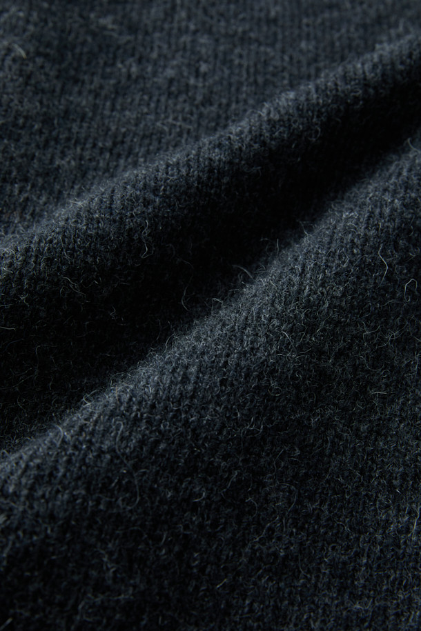 부드러운 울 소재로 제작되어 포근한 착용감을 선사하는 라운드넥 가디건입니다. 차콜 멜란지 컬러의 무지 디자인으로, 가을과 겨울에 데일리룩은 물론 출근룩, 모임룩까지 폭넓게 활용하기 좋습니다. 헤어리한 텍스처와 벌키한 짜임으로 빈티지하면서도 클래식한 분위기를 연출하며, 세미 루즈핏으로 편안하게 착용 가능합니다. 전면 아웃포켓 디테일이 돋보이며, 가슴둘레 115cm로 넉넉한 핏을 제공합니다. 긴 소매 기장과 두꺼운 두께감으로 따뜻함을 더했습니다.
