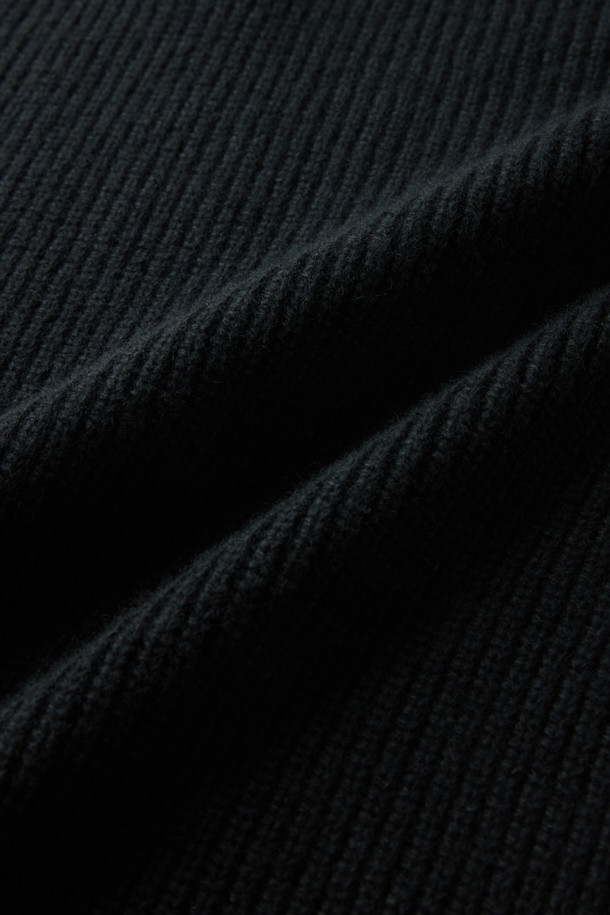 **울혼방 하프 집업 니트**는 가을, 겨울 시즌에 활용하기 좋은 상의입니다. 부드러운 울과 코튼 혼방 소재로 제작되어 편안한 촉감을 선사하며, 세미 루즈핏으로 편안한 착용감을 제공합니다. 하이넥 디자인과 하프 집업 스타일이 특징이며, 블랙과 블루 두 가지 색상으로 출시되었습니다. 무지 또는 멜란지 패턴으로 다양한 스타일 연출이 가능하며, 캐주얼, 클래식, 미니멀 스타일을 즐겨 입는 분들께 추천합니다. 특히 쌀쌀한 날씨에는 단독으로, 한겨울에는 레이어드하여 보온성을 높일 수 있어 출근룩으로도 활용하기 좋습니다.
