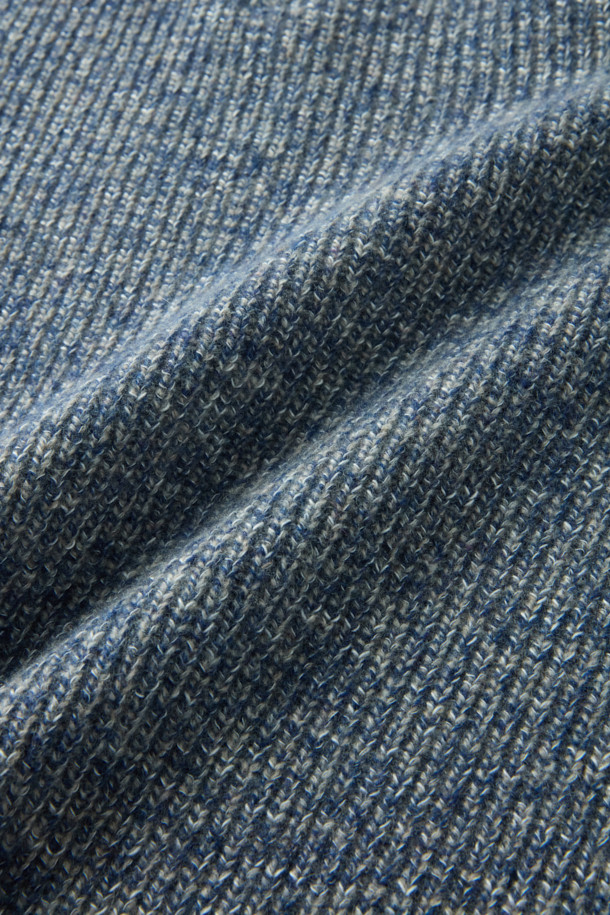 가을과 겨울을 위한 울 혼방 하프 집업 니트입니다. 멜란지 패턴의 블루와 블랙 두 가지 색상으로 출시되었으며, 클래식과 캐주얼 스타일을 모두 아우릅니다. 세미 루즈핏에 하이넥, 긴 소매 디자인으로 부드러운 촉감을 선사하며 보온성과 통기성을 갖춰 편안하게 착용할 수 있습니다. 간절기에는 단독으로, 겨울에는 레이어드하여 활용하기 좋으며, 출근룩이나 모임룩 등 다양한 TPO에 매치할 수 있습니다.
