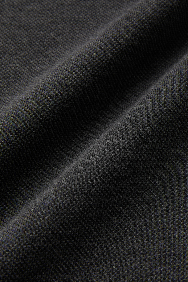 세련된 블랙 컬러의 (기획) 기본 피케 티입니다. 가슴 부분 쓰리피셔맨 자수 포인트가 돋보이며, 데일리룩과 캐주얼룩에 모두 활용하기 좋습니다. 코튼 100% 피케 소재로 제작되어 부드러운 촉감과 편안한 착용감을 선사합니다. 레귤러핏 디자인과 카라 네크라인으로 클래식하고 미니멀한 스타일을 연출하며, 가을, 겨울 출근룩으로도 손색없습니다. 가슴둘레 108cm이며, 긴소매 기장으로 간절기에도 따뜻하게 입을 수 있습니다.
