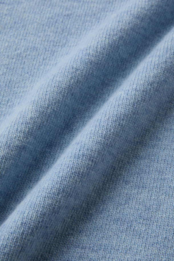 (기획) 솔리드 라운드 니트는 미니멀하고 베이직한 스타일을 추구하는 분들을 위한 가을, 겨울 필수 아이템입니다. 메리노 울 100% 소재로 제작되어 부드러운 촉감을 선사하며, 레귤러핏 라운드넥 디자인으로 편안한 착용감을 제공합니다. 출근룩으로 활용하기 좋으며, 왼쪽 가슴 부분에 로고 자수 디테일이 더해져 은은한 포인트를 줍니다. 가슴둘레 108cm이며, 립 마감으로 깔끔하게 마무리했습니다.
