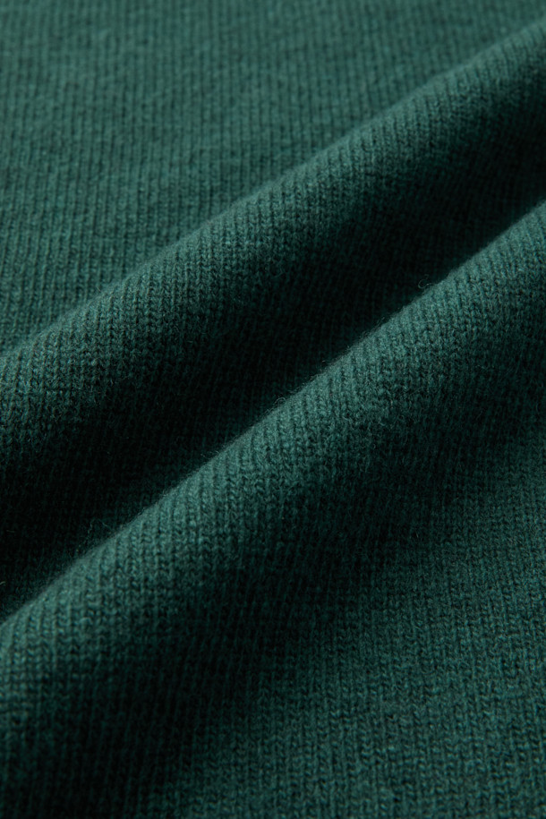 세련된 (기획) 솔리드 라운드 니트는 부드러운 메리노 울과 울 소재로 제작되어 가을, 겨울 시즌에 따뜻하고 포근하게 착용할 수 있습니다. 레귤러 핏과 긴 소매 디자인으로 편안한 착용감을 선사하며, 라운드넥(크루넥)으로 깔끔한 인상을 줍니다. 미니멀하고 클래식한 스타일을 추구하는 분들께 추천드리며, 일상, 오피스룩, 출근룩, 모임룩 등 다양한 TPO에 활용 가능합니다. 그린 컬러의 무지 디자인은 어떤 스타일에도 쉽게 매치되어 활용도가 높습니다. 신축성, 보온, 경량 기능으로 활동성과 따뜻함을 동시에 잡았습니다.
