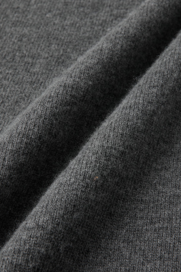 (기획) 솔리드 라운드 니트는 메리노 울 100% 소재로 제작되어 부드러운 촉감을 자랑하며, 가을과 겨울에 따뜻하게 착용할 수 있습니다. 미니멀하고 베이직한 스타일로, 출근룩에 활용하기 좋습니다. 레귤러핏 라운드넥 디자인에, 긴 소매와 왼쪽 가슴 로고 자수가 포인트입니다. 가슴둘레 108cm이며, 립 마감으로 깔끔하게 마무리했습니다. 그레이 컬러의 무지 니트로 다양한 스타일 연출이 가능합니다.
