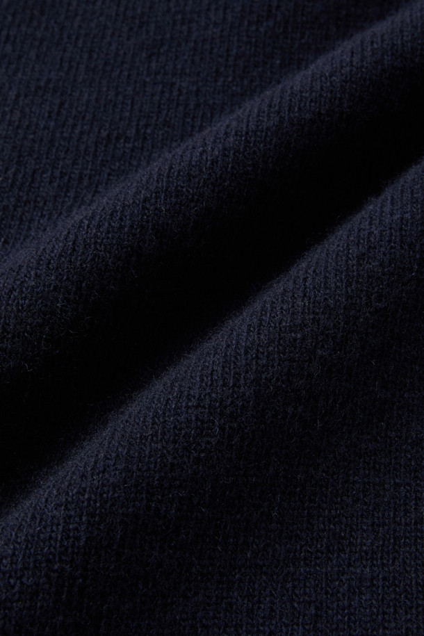 (기획) 솔리드 라운드 니트는 메리노 울 100% 소재로 제작되어 부드러운 촉감과 뛰어난 보온성을 제공합니다. 네이비 컬러에 가슴 로고 자수가 포인트로 더해져 미니멀하면서도 클래식한 분위기를 연출합니다. 라운드넥 디자인과 레귤러핏으로 제작되어 오피스룩, 비즈니스 캐주얼 등 다양한 TPO에 활용하기 좋습니다. 립 마감 처리로 깔끔함을 더했으며, 고급스러운 광택감이 돋보입니다. 가을, 겨울 시즌 데일리 아이템으로 활용하기 좋은 베이직 니트입니다.
