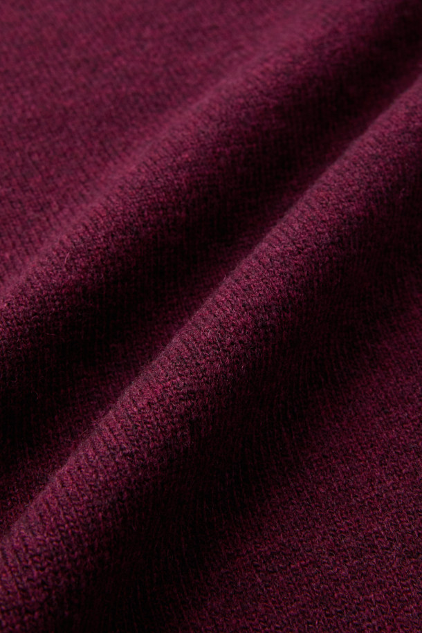 세련된 솔리드 라운드 니트는 가을과 겨울, 당신의 스타일을 완성해 줄 완벽한 아이템입니다. 부드러운 메리노 울과 울 혼방 소재로 제작되어 뛰어난 보온성과 가벼운 착용감을 제공하며, 신축성까지 갖춰 활동성을 높였습니다. 미니멀, 클래식, 베이직 스타일을 아우르는 디자인으로, 오피스룩, 비즈니스 캐주얼, 모임룩 등 다양한 TPO에 활용 가능합니다. 버건디, 와인 컬러의 무지 디자인에 레귤러핏과 긴 소매, 라운드넥 디테일이 더해져 세련된 실루엣을 연출합니다. 안감 없이도 부드러운 촉감을 자랑하며, 데일리룩에 포인트를 더할 수 있는 매력적인 상의입니다.
