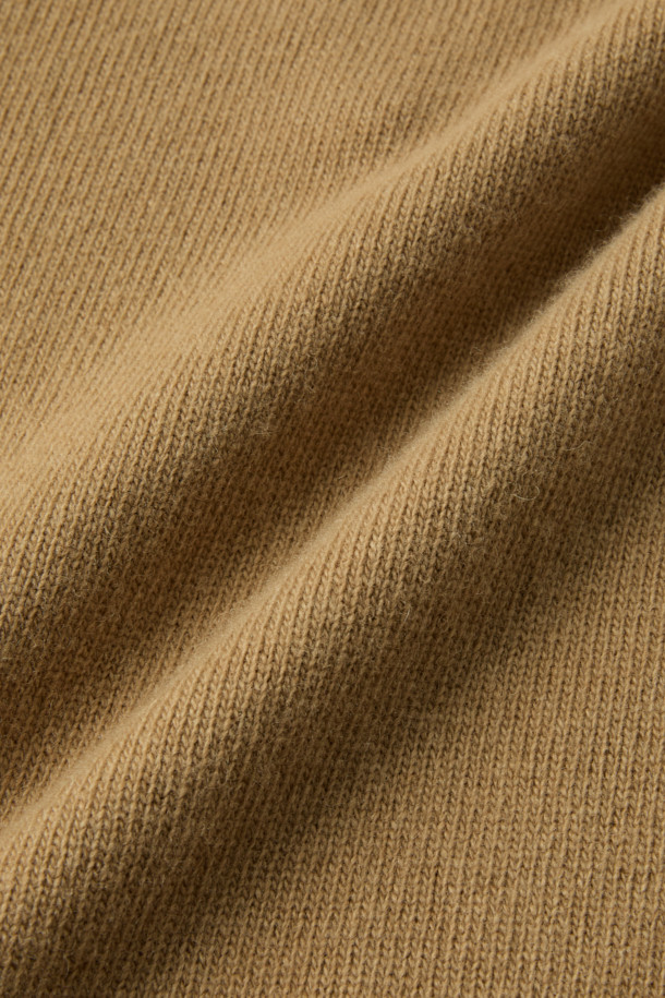 (기획) 솔리드 반집업 니트는 메리노 울 소재로 제작되어 부드러운 촉감을 선사하며, 가을과 겨울에 따뜻하게 착용하기 좋습니다. 베이지와 브라운 두 가지 색상으로 출시되었으며, 데일리룩과 포멀 캐주얼 스타일 모두 소화 가능합니다. 하이넥 디자인에 메탈 지퍼 디테일이 더해져 세련된 느낌을 주며, 소매와 밑단 립 마감으로 완
성도를 높였습니다. 세미루즈핏으로 편안한 착용감을 제공하며, 미니멀하고 베이직한 디자인으로 다양한 스타일 연출에 용이합니다. 출근룩, 비즈니스 캐주얼, 모임룩 등 TPO에 맞춰 클래식, 미니멀, 캐주얼 스타일을 연출해보세요.
