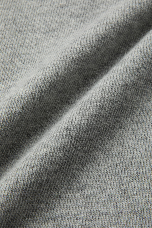 세련된 무드의 솔리드 반집업 니트입니다. 메리노 울 소재로 제작되어 부드러운 촉감과 뛰어난 보온성을 자랑합니다. 하이넥 더블 디자인과 메탈 지퍼 디테일이 고급스러움을 더하며, 가슴 부분의 미니멀한 배색 로고가 은은한 포인트를 줍니다. 소매와 밑단 립 마감으로 깔끔한 실루엣을 연출하며, 세미 루즈핏으로 편안하게 착용 가능합니다. 출근룩, 비즈니스 캐주얼, 모임룩 등 다양한 TPO에 미니멀하고 클래식한 스타일로 연출해 보세요.
